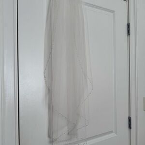 Pearl beaded fingertip veil